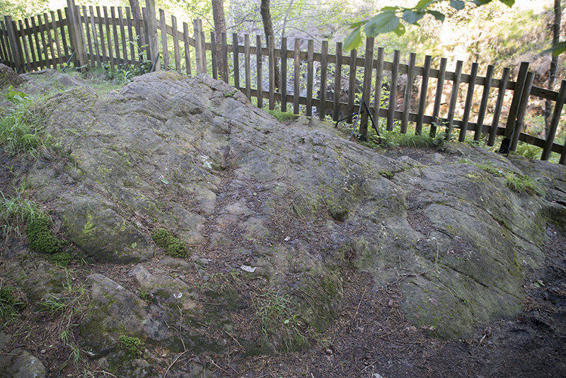 Stries glaciaires au Saut de l'Ognon